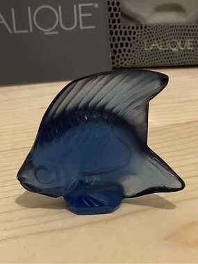 Lalique Cachet Poisson Bleu Saphir  Glass Fish Sculpture